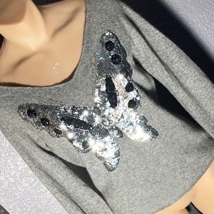 IISLI - top: grey cashmere l/s V-neck crop w large sequin butterfly - L